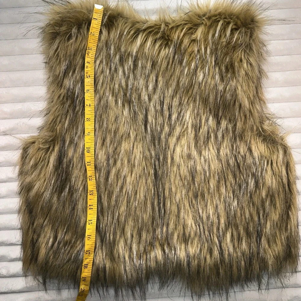 Belle Du Jour Faux Fur Vest Size‎ Medium.      ——A